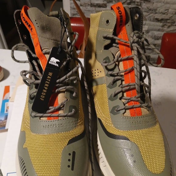 Sorel waterproof Boots - Picture 2 of 3